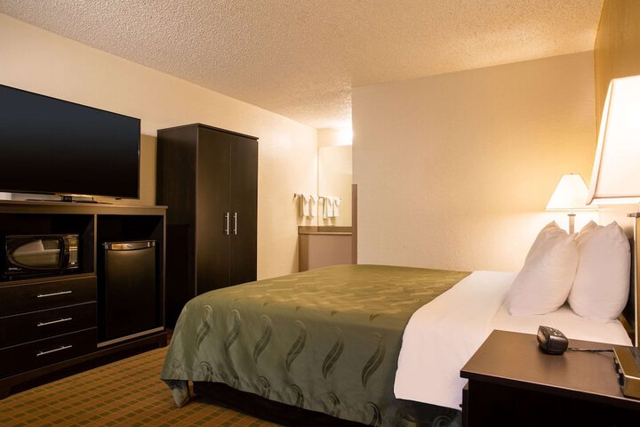 1 King Bed (2 of 19)