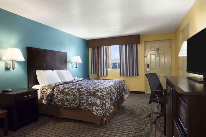 1 Queen Bed (16 of 35)
