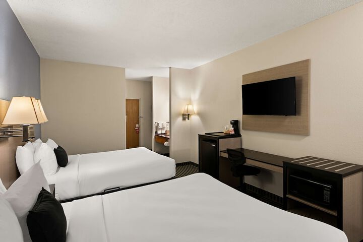 1 Queen Bed (1 of 9)