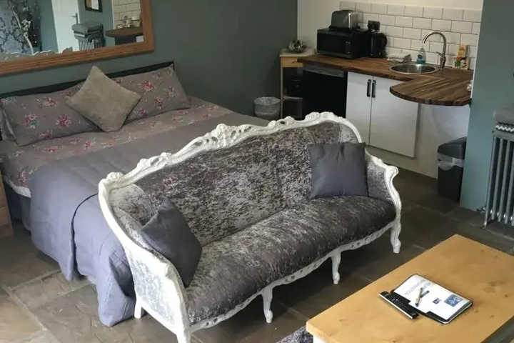 Room 6 of 11