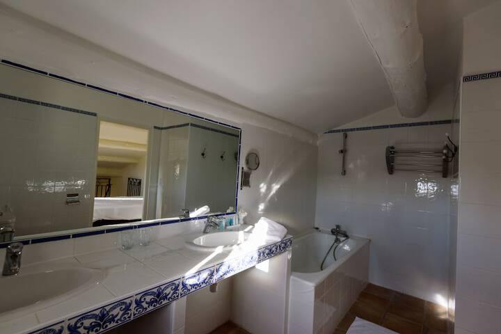 Room 32 of 70