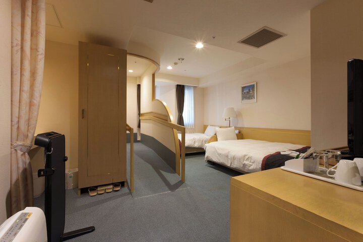 Room 16 of 83