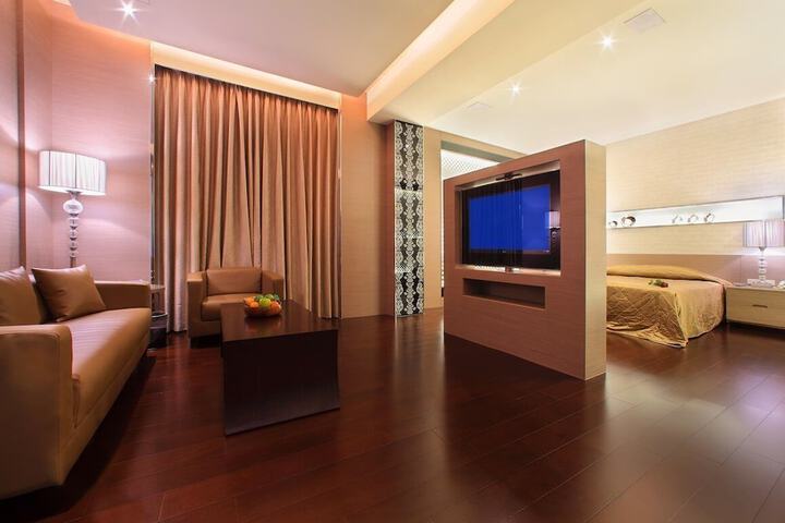 Room 8 of 33