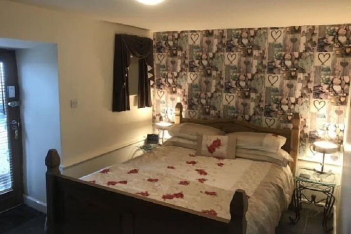 Room 2 of 32