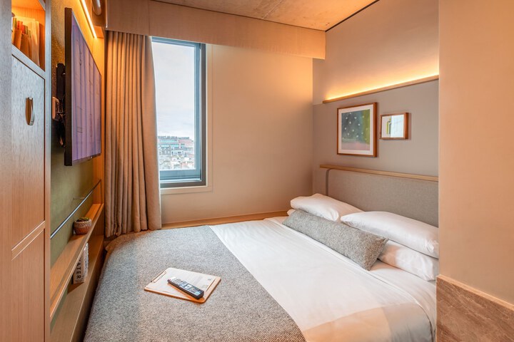 Room 8 of 33
