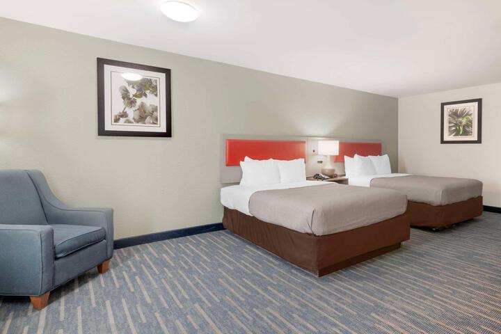 2 Queen Beds (1 of 8)