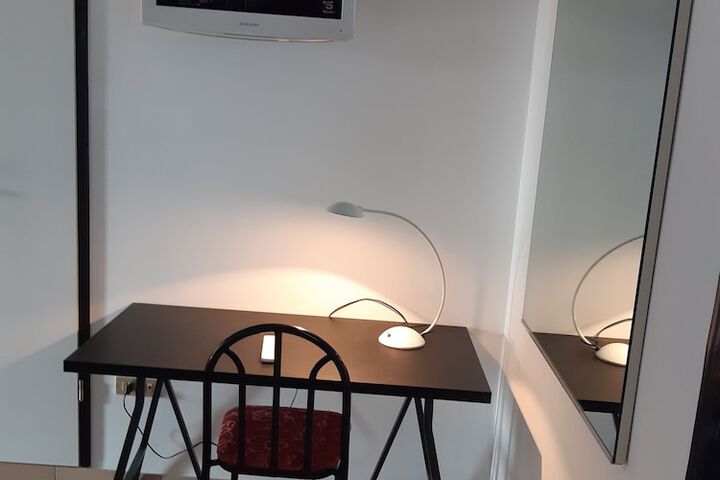 Room 6 of 12