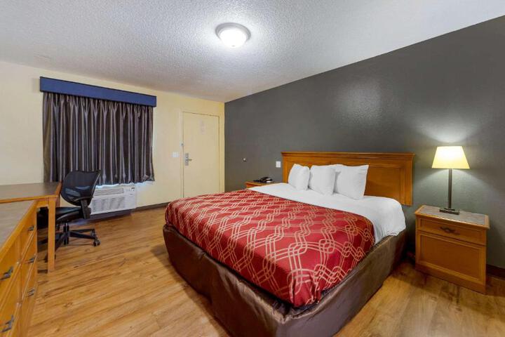 1 King Bed (3 of 18)