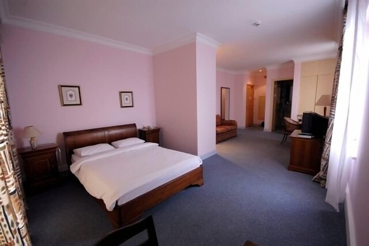 Room 6 of 15