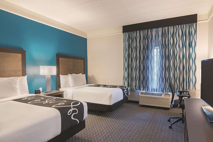 2 Double Beds Mobility Hearing Impaired Accessible Room (3 of 13)