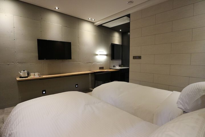 Room 5 of 43