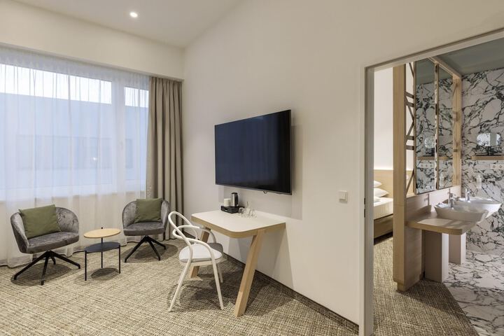 Room 33 of 72