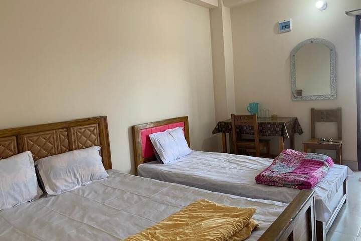 Room 4 of 12
