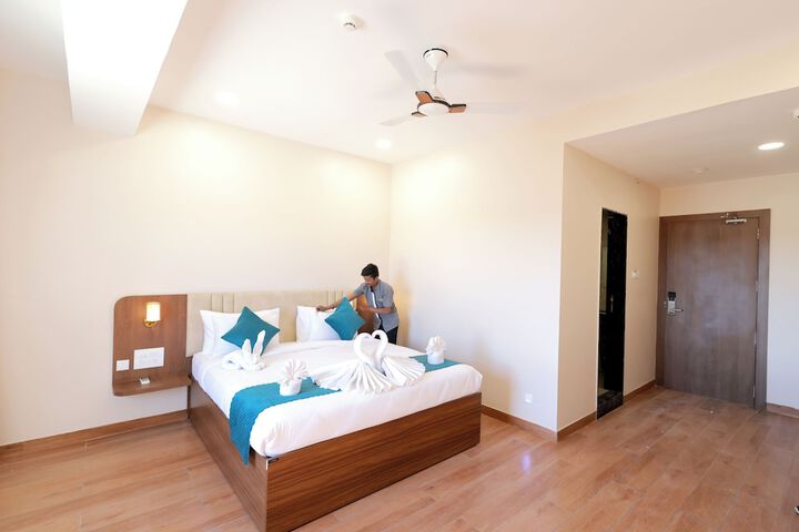 Room 5 of 12