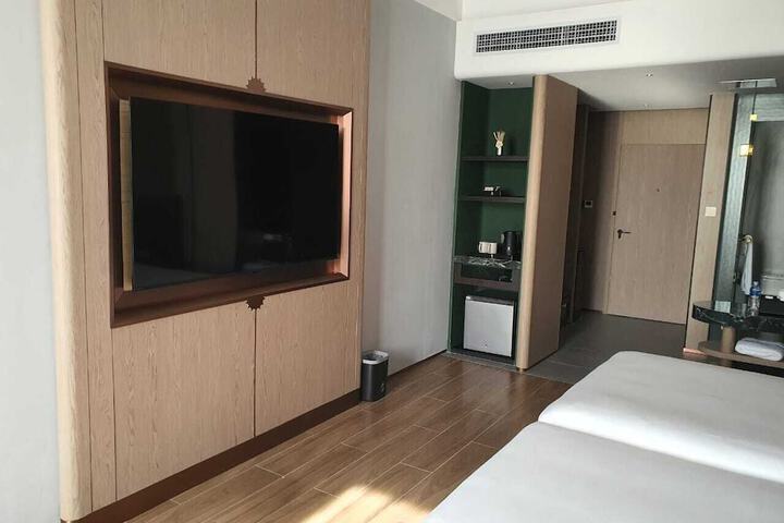 Room 11 of 38