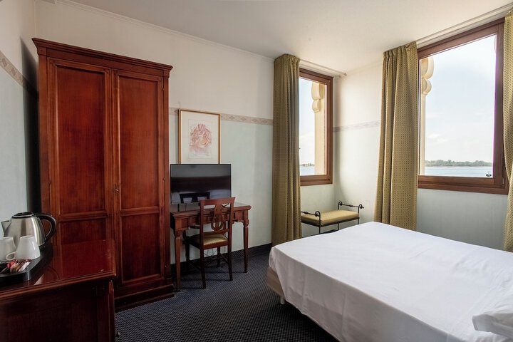 Room 32 of 77