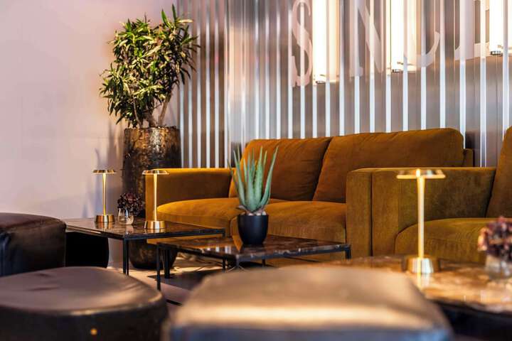 Lounge 38 of 48