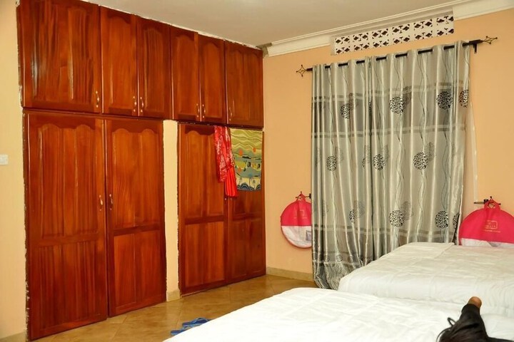 Room 6 of 18
