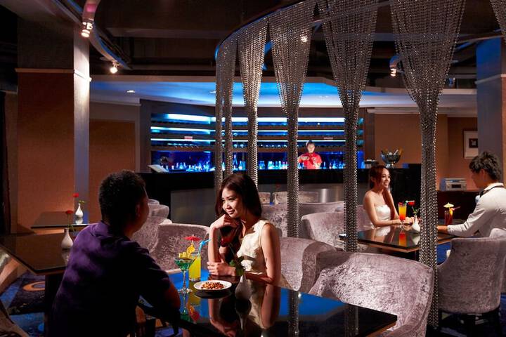 Lounge 78 of 99