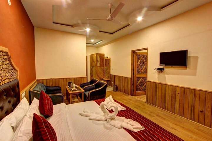 Room 6 of 17