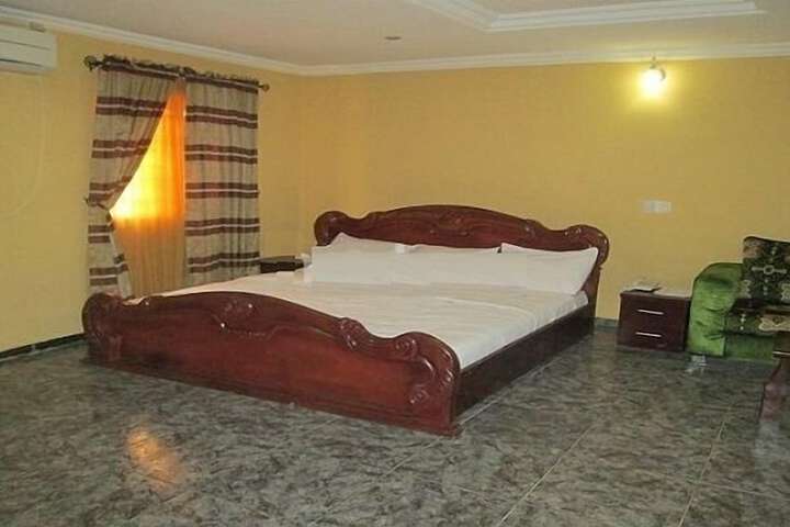 Room 6 of 13