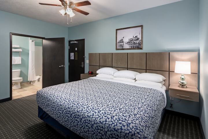 1 King Bed (24 of 39)