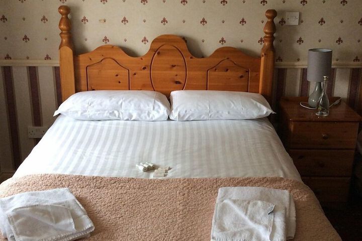 Room 5 of 8
