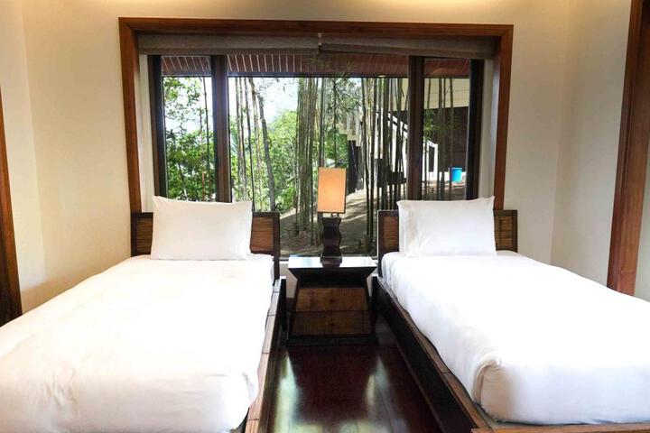 Room 9 of 35