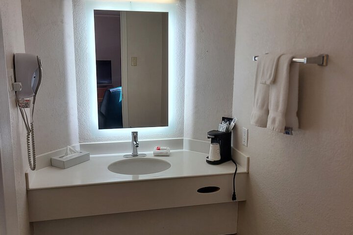Room 27 of 38