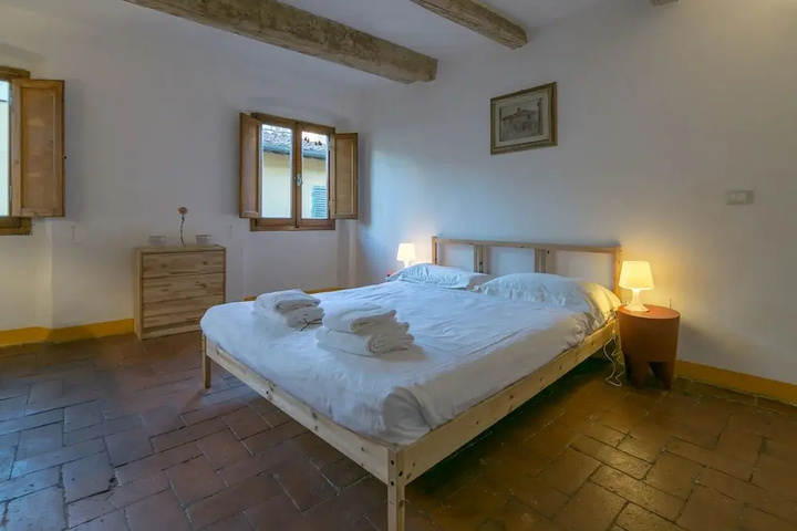 Room 4 of 10