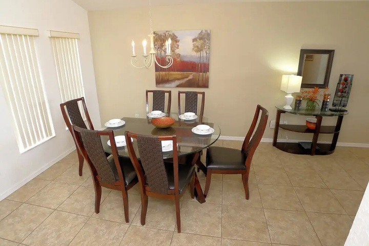 Dining 16 of 18