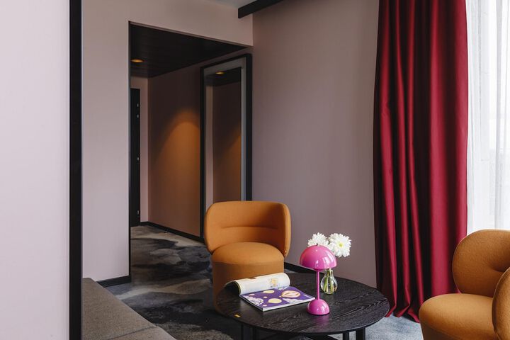 Room 27 of 108