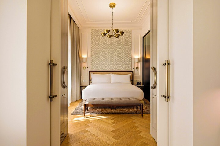 Room 18 of 117