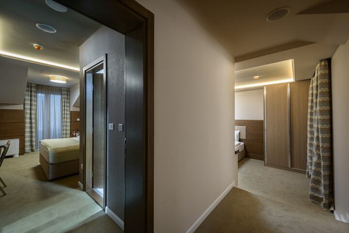 Room 35 of 102