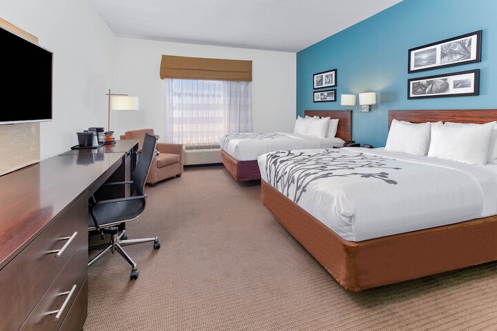 2 Queen Beds (2 of 8)