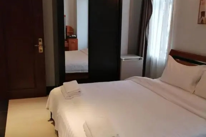 Room 6 of 11