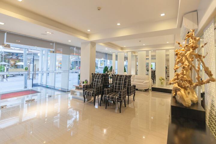 Entrance & Lobby