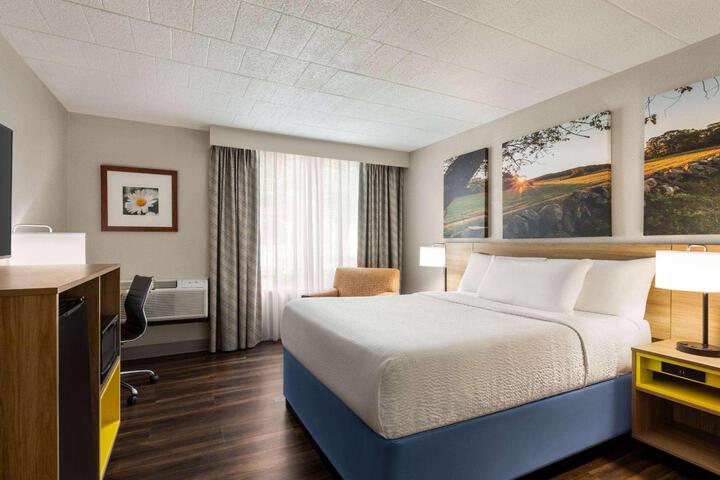 1 Queen Bed (11 of 21)