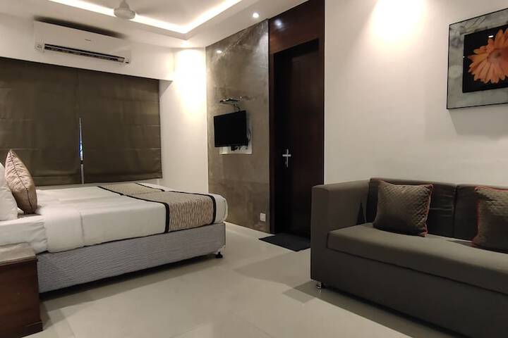 Room 4 of 12