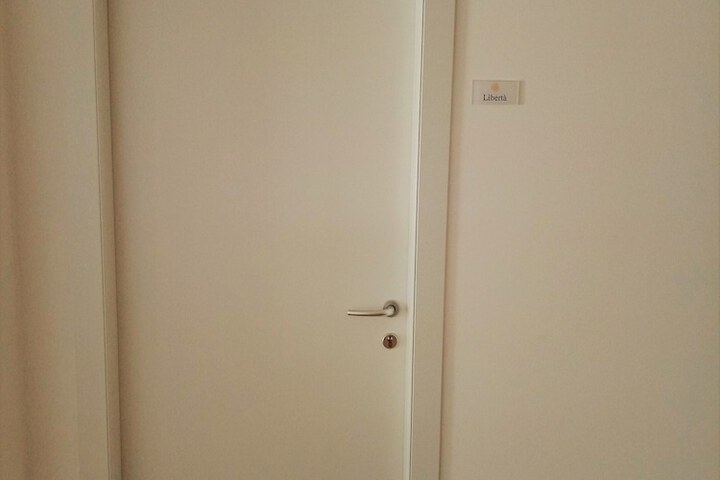 Room 25 of 28