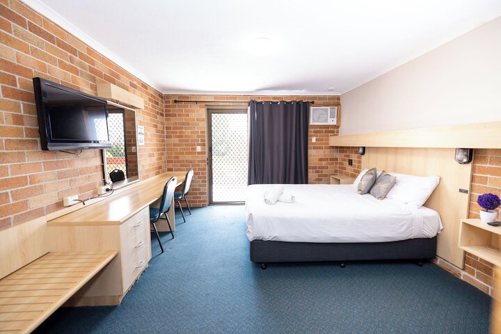 Room 6 of 33