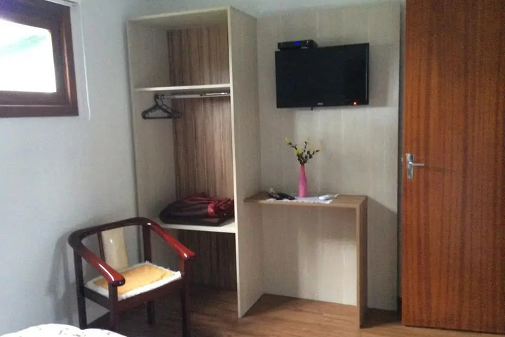 Room 6 of 8