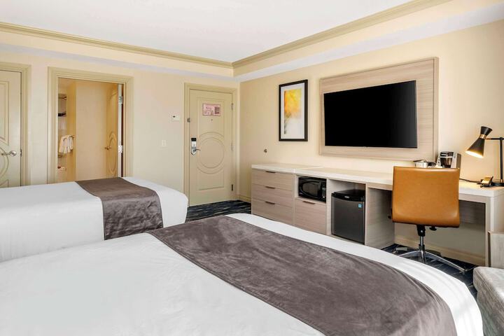 Double Accessible 2 Queen Beds (2 of 7)