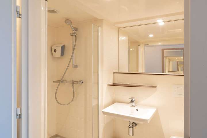 Room 10 of 84
