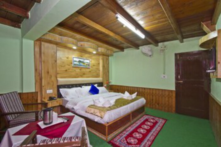 Room 10 of 16
