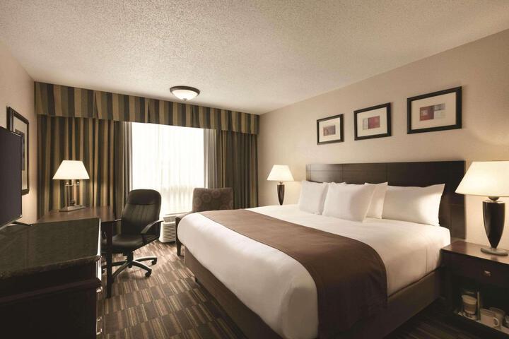 1 King Bed (3 of 9)