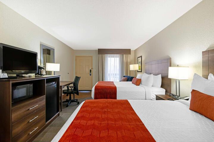 1 Queen Bed High Speed Internet Accessible Coffee Maker, Hairdryer Iron and Ironing Board Full Breakfast (2 of 13)