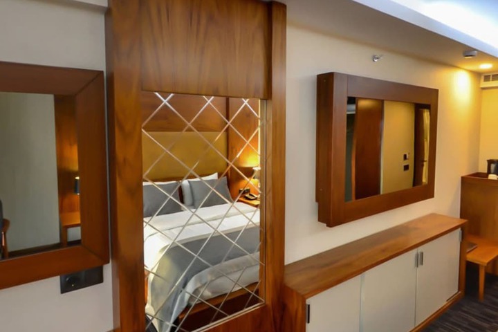 Room 8 of 31