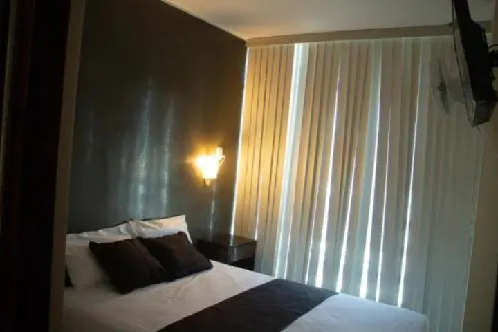 Room 5 of 10