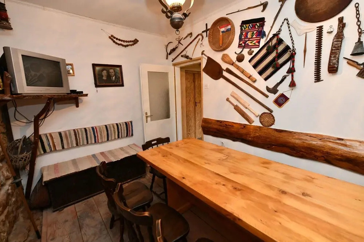 Room 4 of 18